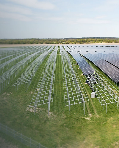 Solarpark beim Bau